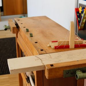 Holzwerkbank mit Werkzeugen